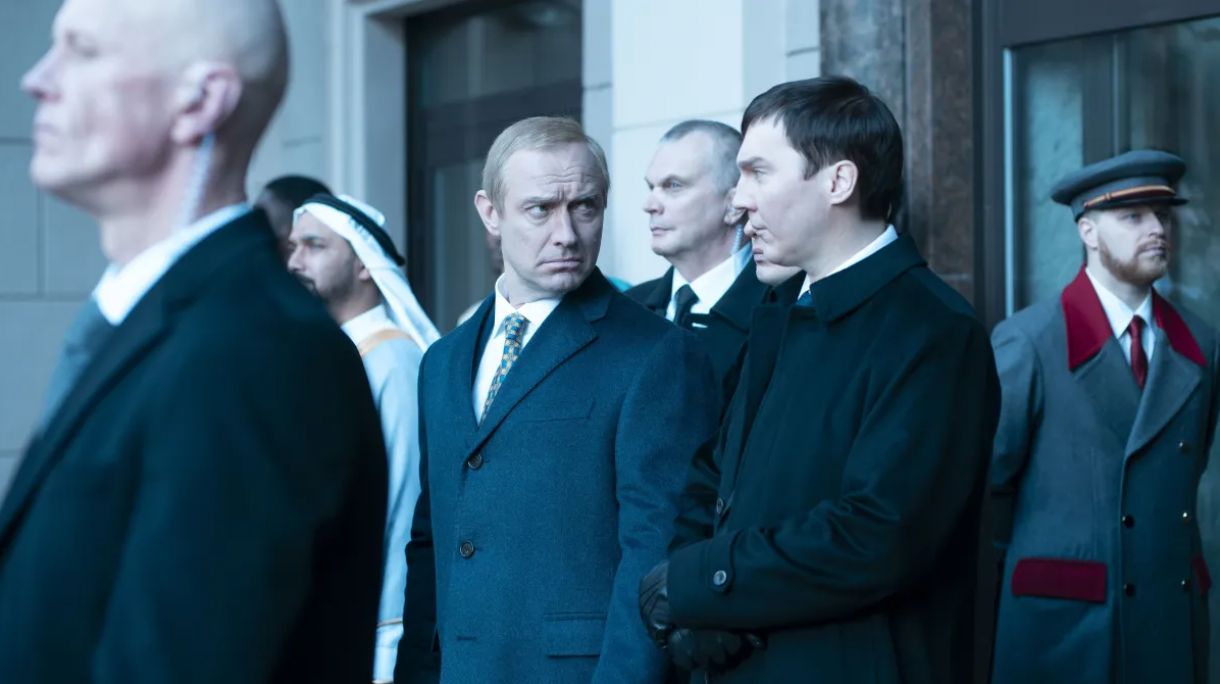 Jude Law (Vladimir Putin) e Paul Dano (Vadim Baranov) em 