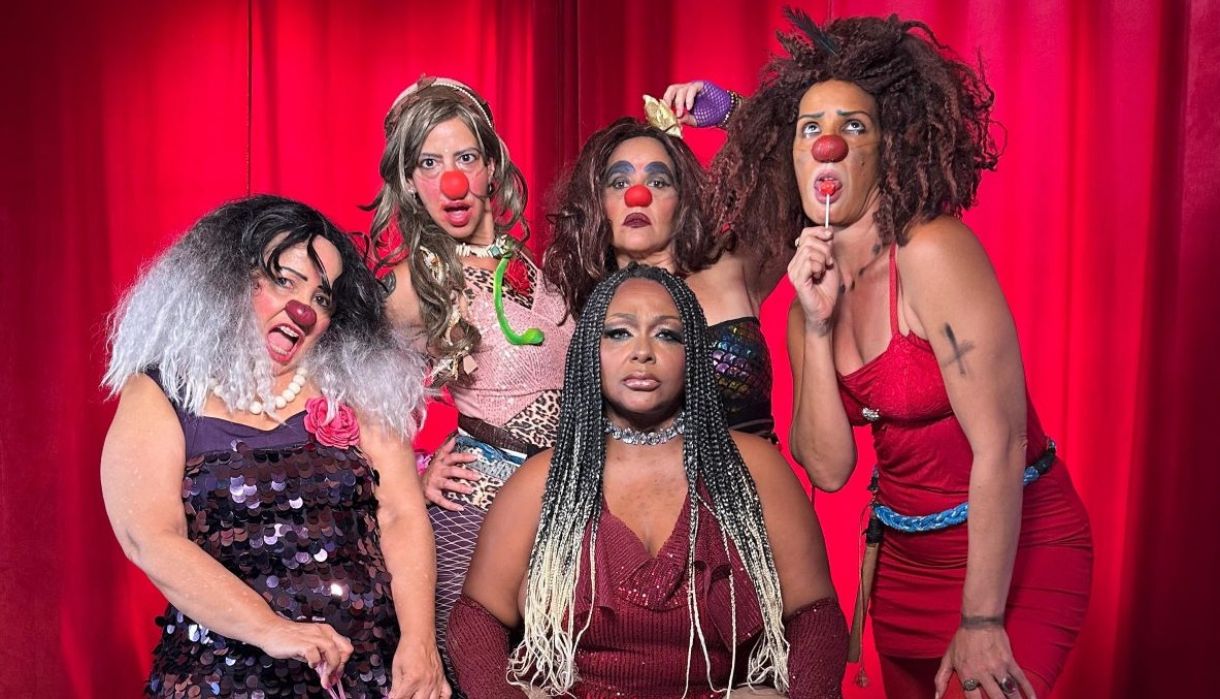  Ana Nogueira (Dona Pequena), Silvia Góes (Sema Roza Madalena), Mayra Waquim (Maroca) e Fabiana Pirro (Uruba) ao redor da Nega do Babado