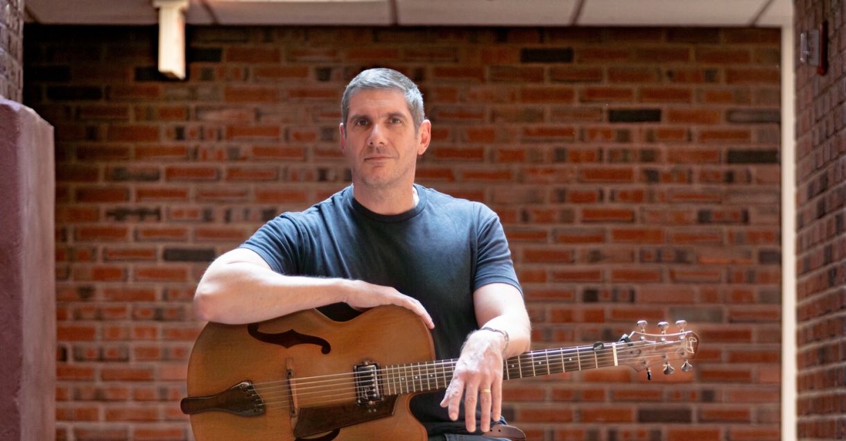 O guitarrista americano Mark Tonelli é um dos convidados