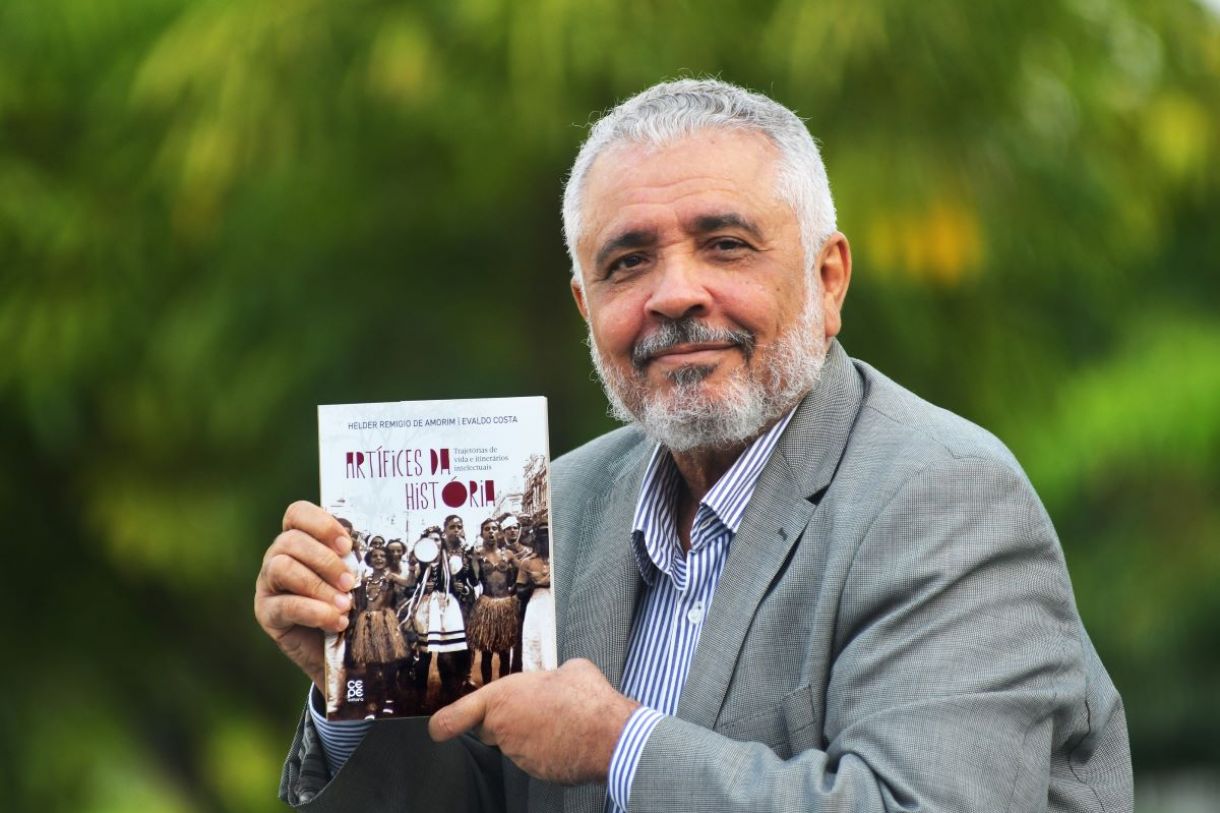 O jornalista Evaldo Costa com o livro Artífices da História - Trajetórias de vida e itinerários intelectuais