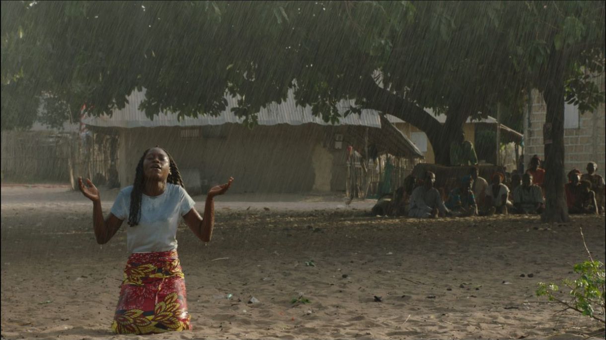 Cena do filme Seeking Aline, dirigido por Rokhaya Marieme Balde, do Senegal