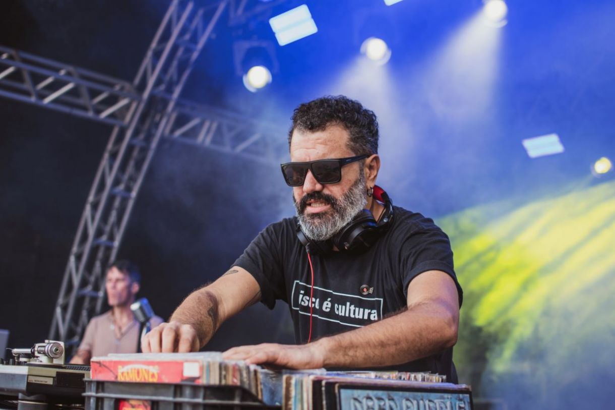 Ari Falcão é um dos DJs do evento