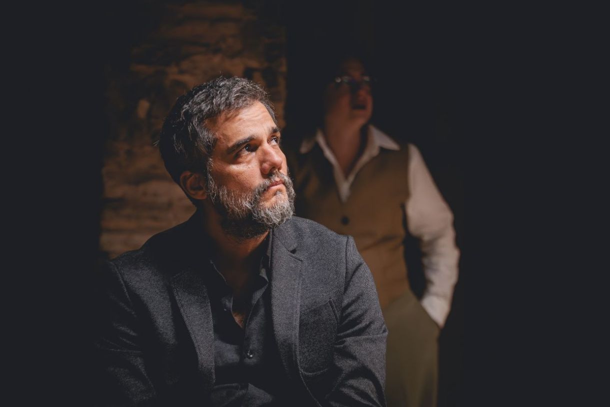 Wagner Moura protagoniza a peça em cartaz no Rio de Janeiro, com previsão de circular o país