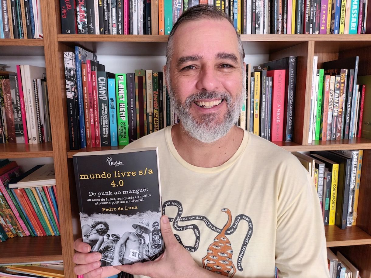 Jornalista Pedro de Luna com o livro de 552 páginas
