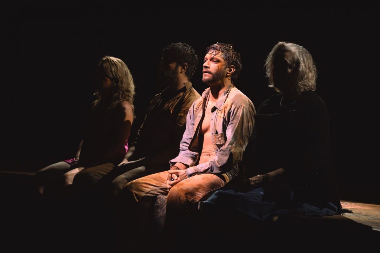 Armando Babaioff, sob os holofotes, interpreta o personagem Tom