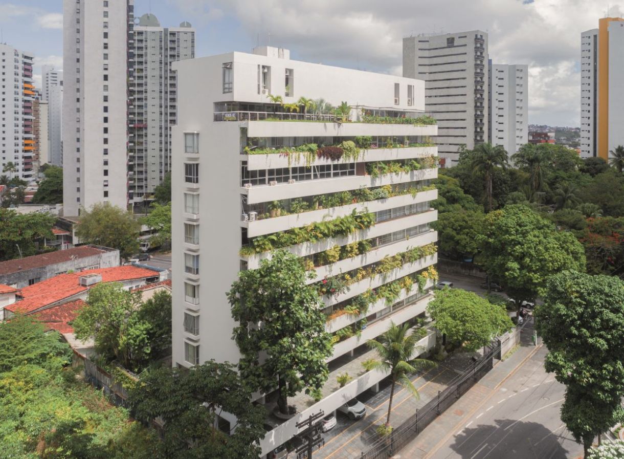 Arquiteto projetou o Edifício Villa Mariana, no bairro do Parnamirim, que exibe jardins e jardineiras lineares