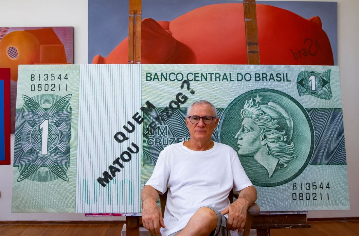 Artista Renato Valle com sua obra