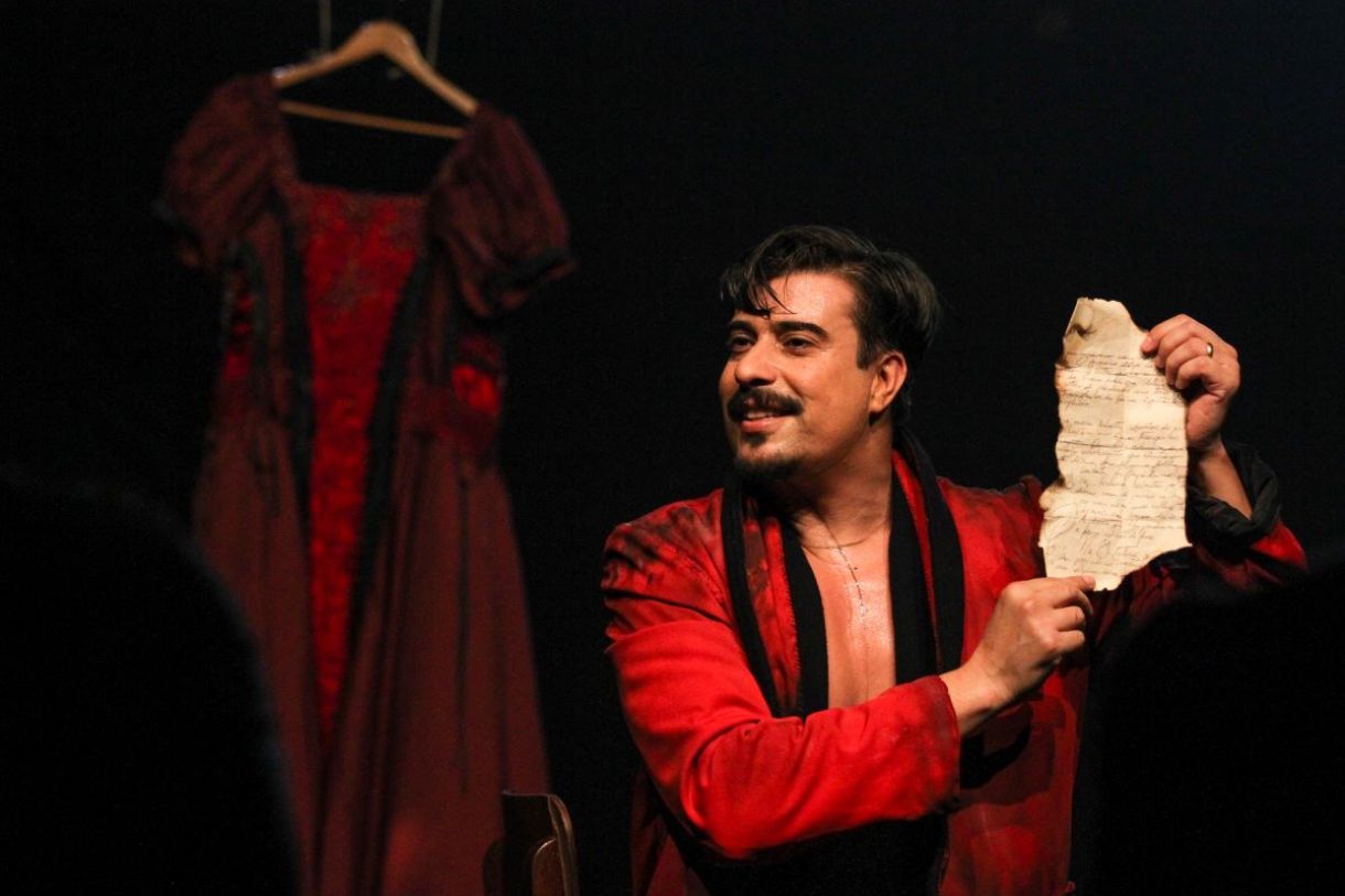 Ator Alexandre Guimarães protagonizado espetáculo