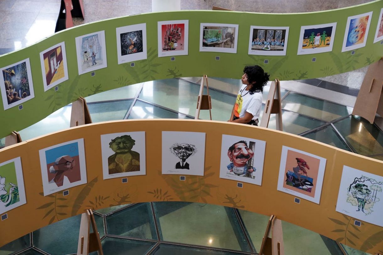 A exposição apresenta 120 obras selecionadas entre cartuns, caricaturas e quadrinhos, produzidas por artistas de 21 países