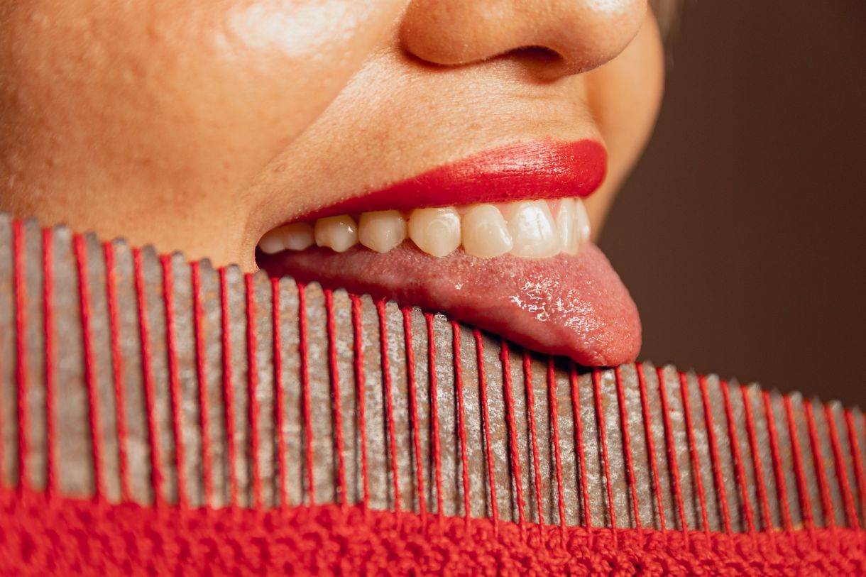 Artista trabalha com todos os tipos de objetos cortantes aliados à delicadeza da arte têxtil