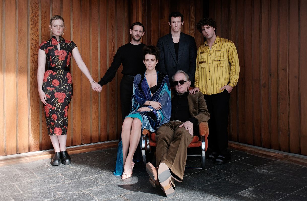 Da esquerda para a direita: Elle Fanning, Jamie Bell, Callum Turner, Lukas Gage (em pé), Riley Keough e Tracy Letts (sentados)