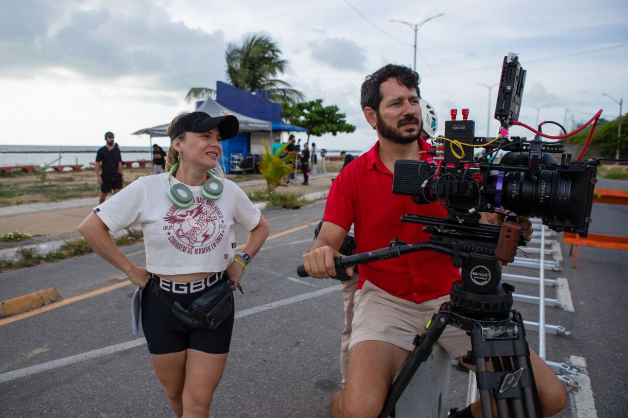 A diretora Anny Stone durante as gravações de cenas em Olinda
