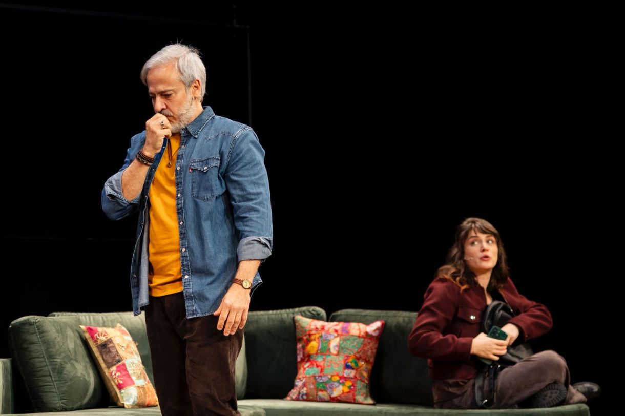 Os atores Edson Fieschi e Bianca Bin em cena de JOB