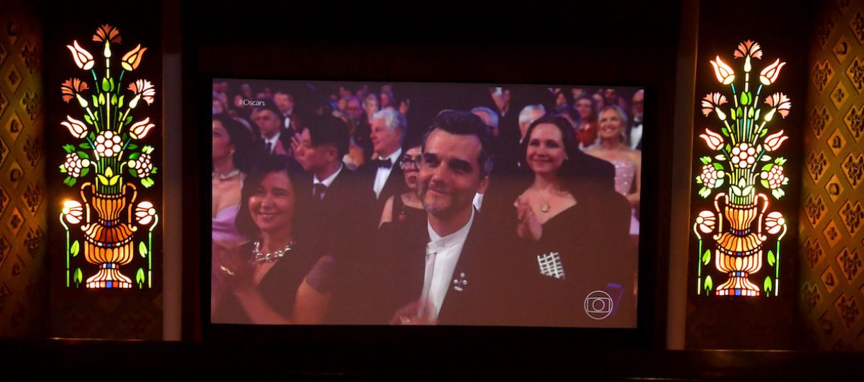 O ator Wagner Moura na cerimônia do Oscar, em exibição na tela do Cinema São Luiz