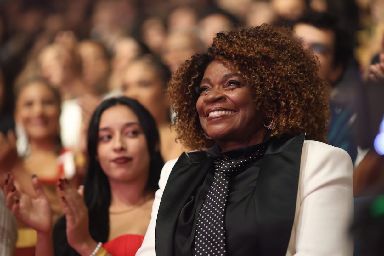 Zezé Motta é homenageada pelos 60 anos de carreira e contribuição ao teatro