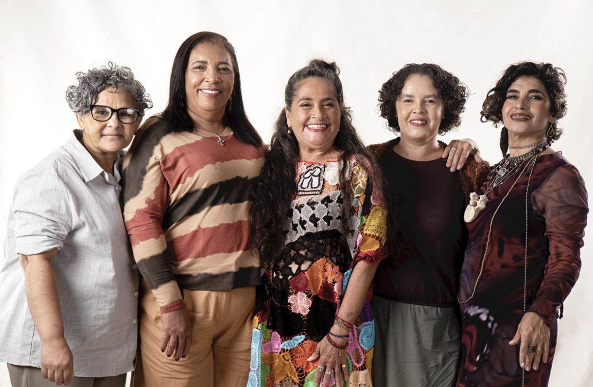 As artesãs Lenynha Tibúrcio, Mestra Neguinha de Belo Jardim, Nena Carvalho, Simone Souza e Carina Lacerda participam da exposição