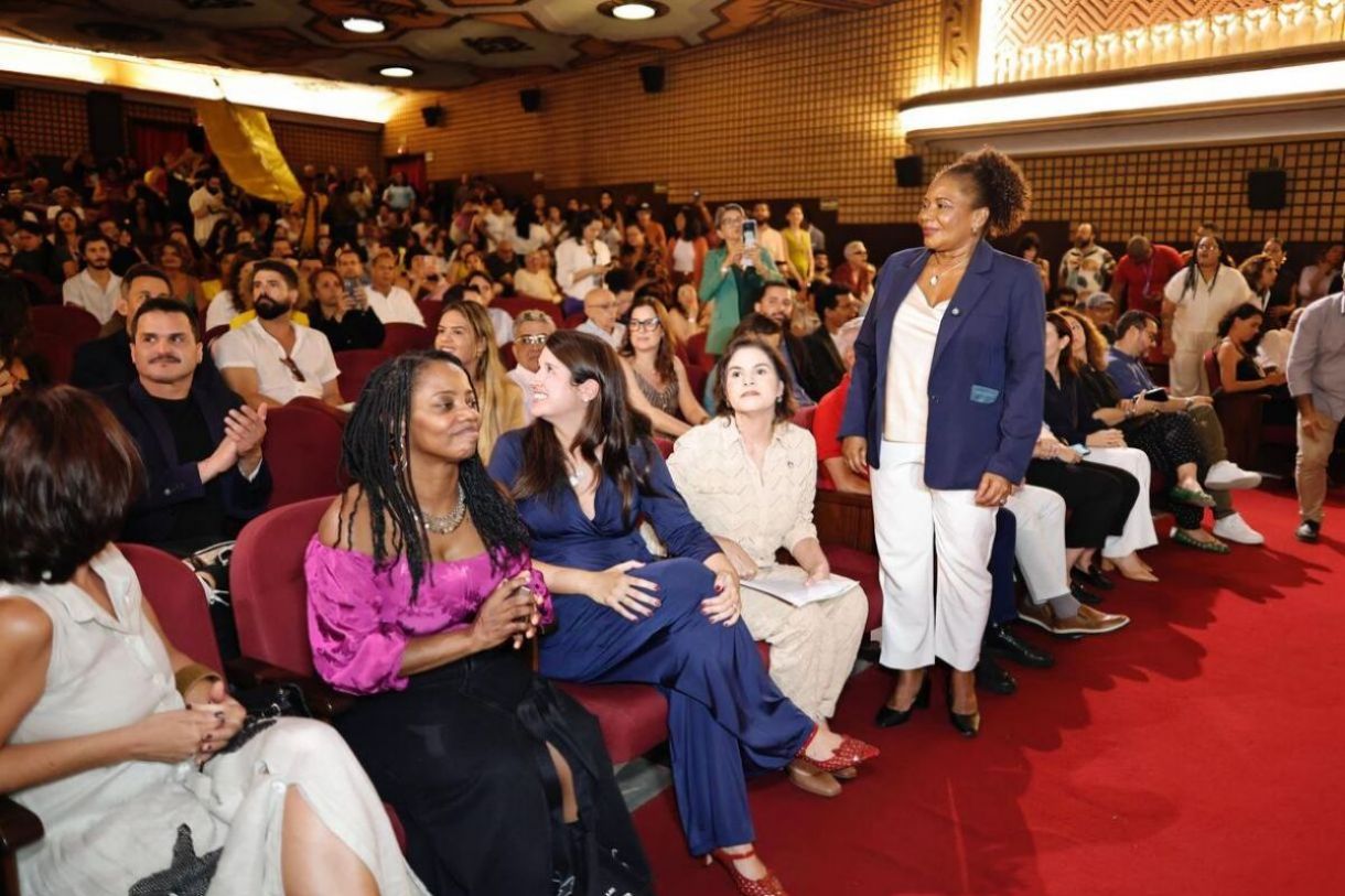 A ministra da Cultura, Margareth Menezes (de pé), no Cinema São Luiz