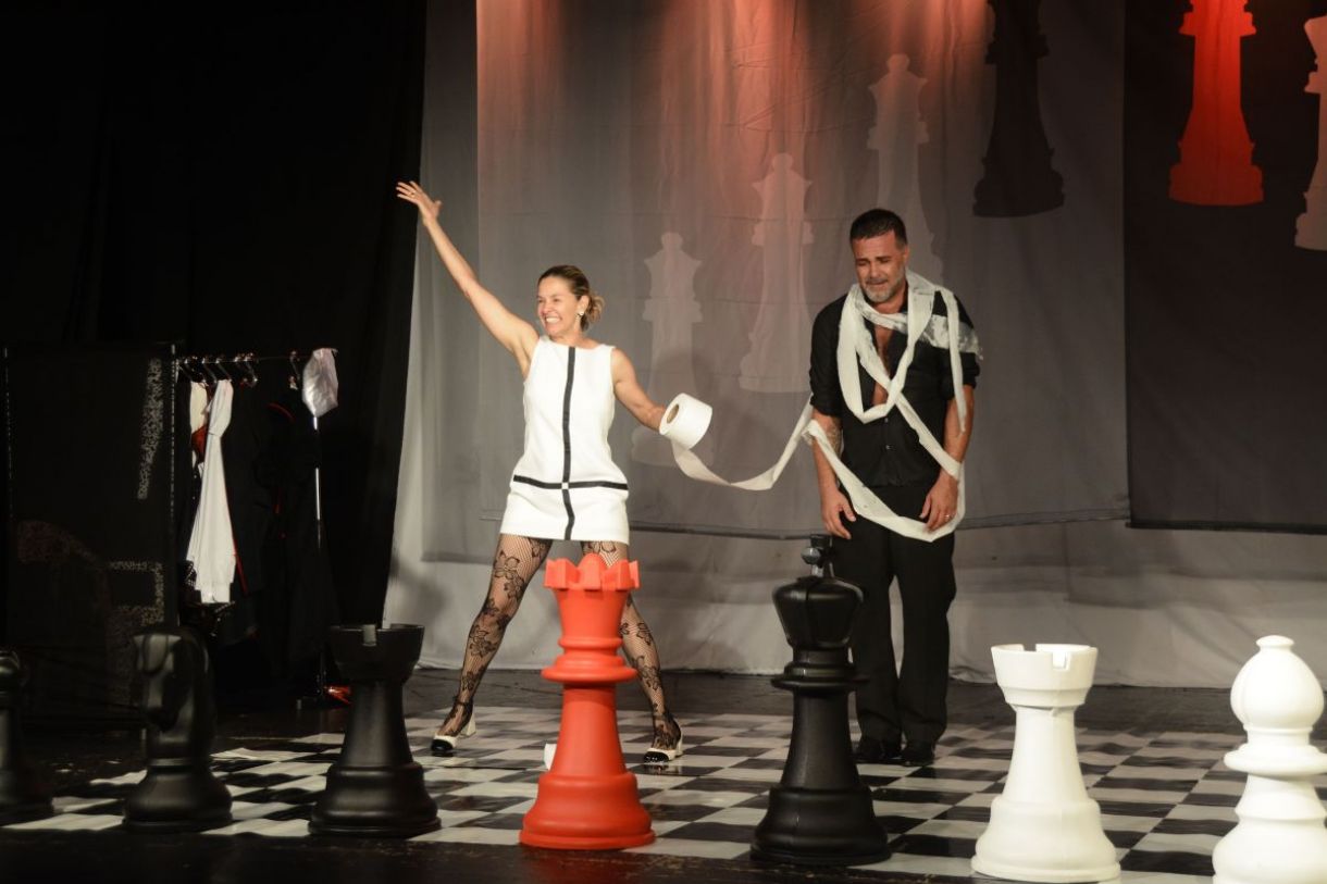 Bianca Rinaldi e Rodrigo Phavenello em cena