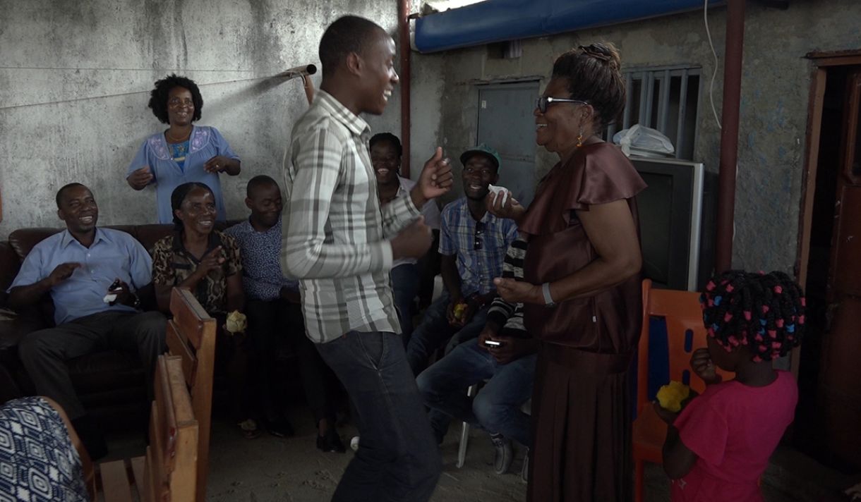 Cena do filme 'Nome de batismo', de Tila Chitunda