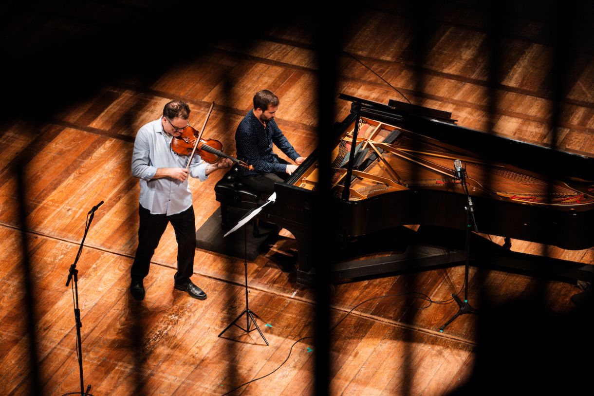 O violista Rafaell Altino e o pianista Vasco Dantas em dueto no Virtuosi