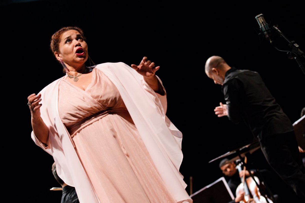 A soprano paraense Adriane Queiroz