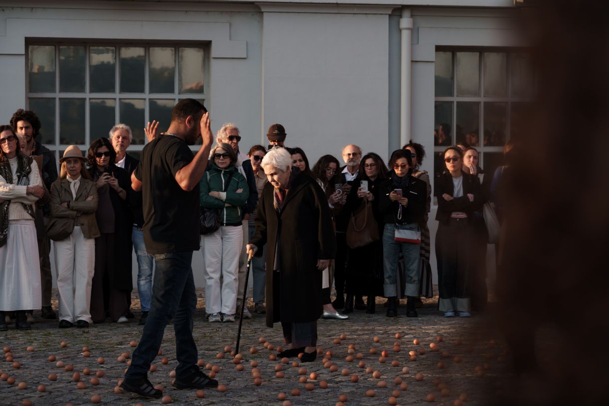 A artista ítalo-brasileira Anna Maria Maiolino em performance realizada em Lisboa