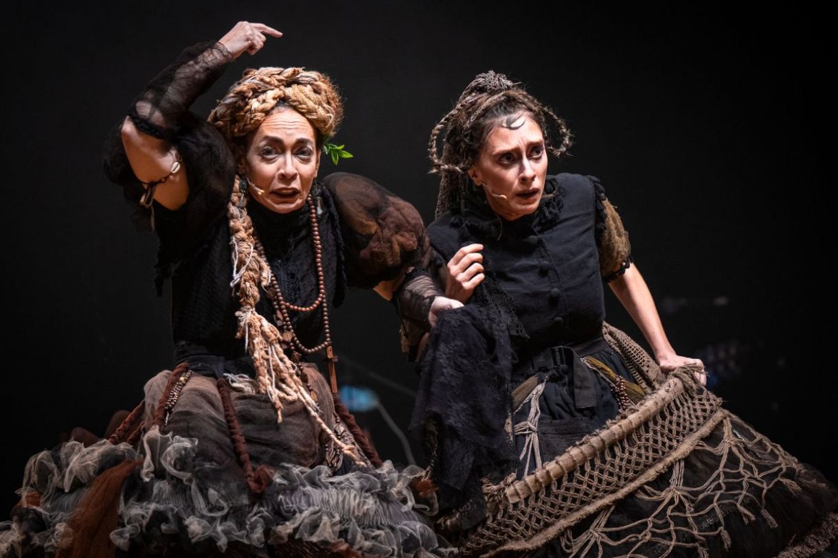 Laila Garin e Juliana Linhares em cena de As Centenárias