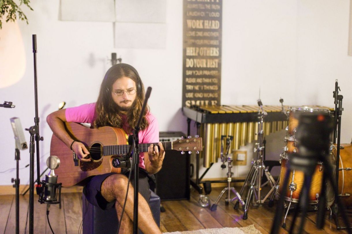Benke Ferraz, guitarrista do Boogarins, vai conduzir a capacitação