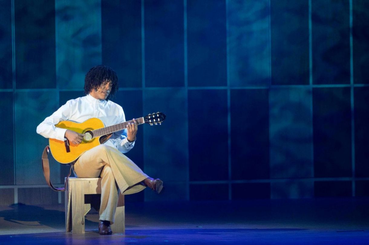 Raphael Elias em cena de “Djavan – O Musical: Vidas pra Contar” 