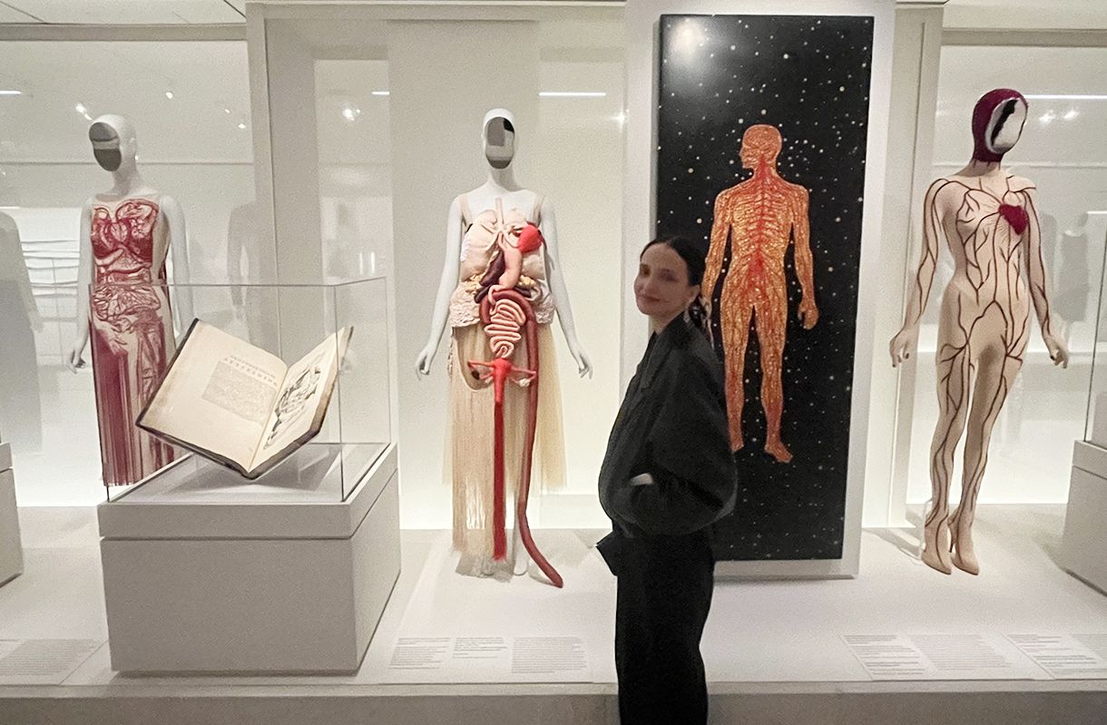 Estilista Renata Buzzo diante de sua criação escolhida para ser eternizada no museu novaiorquino
