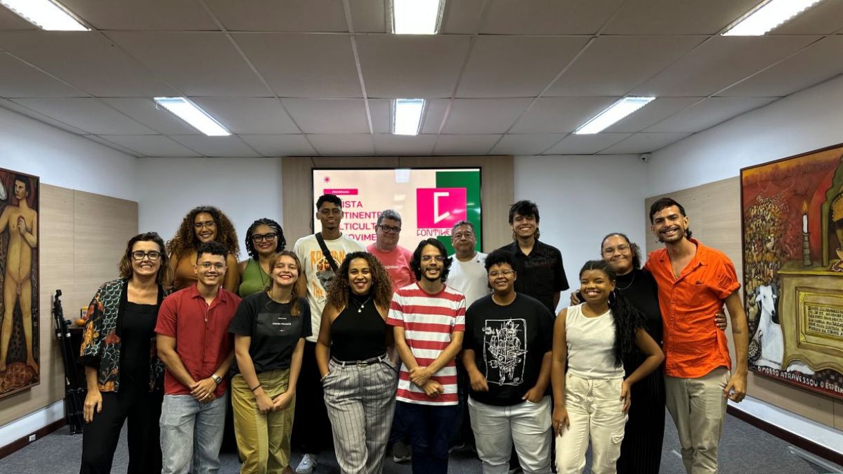 Os editores da Revista Continente, Mário Hélio e Marcelo Pereira, em reunião com os jovens que participaram do projeto