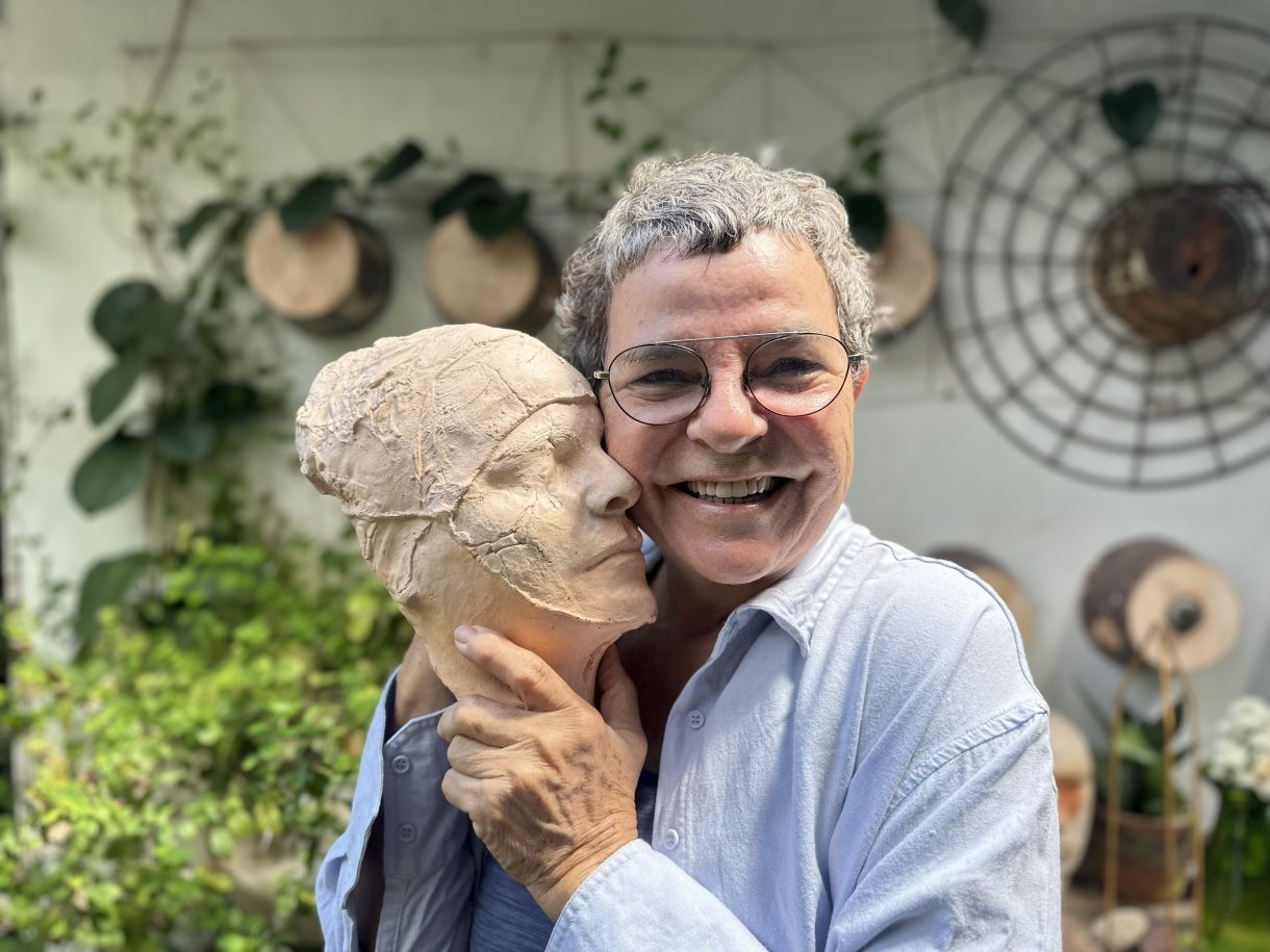 Com 50 anos de trajetória, artista mostra uma fatia de seu trabalho em obra de 67 páginas