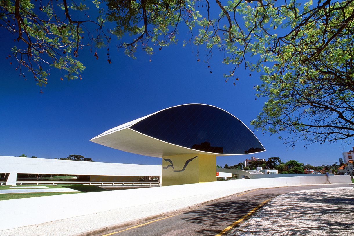 Museu Oscar Niemeyer (MON) é a principal sede da bienal curitibana 