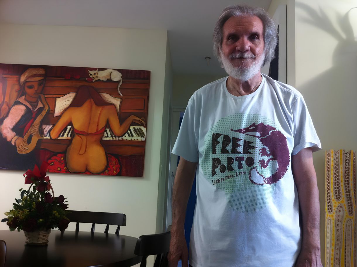 Raimundo Carrero em seu apartamento
