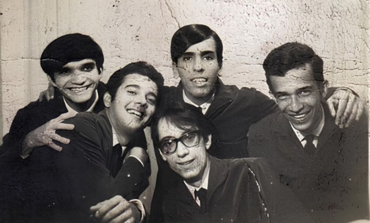 Raimundo Carrero, o primeiro à esquerda, com Os Tártaros