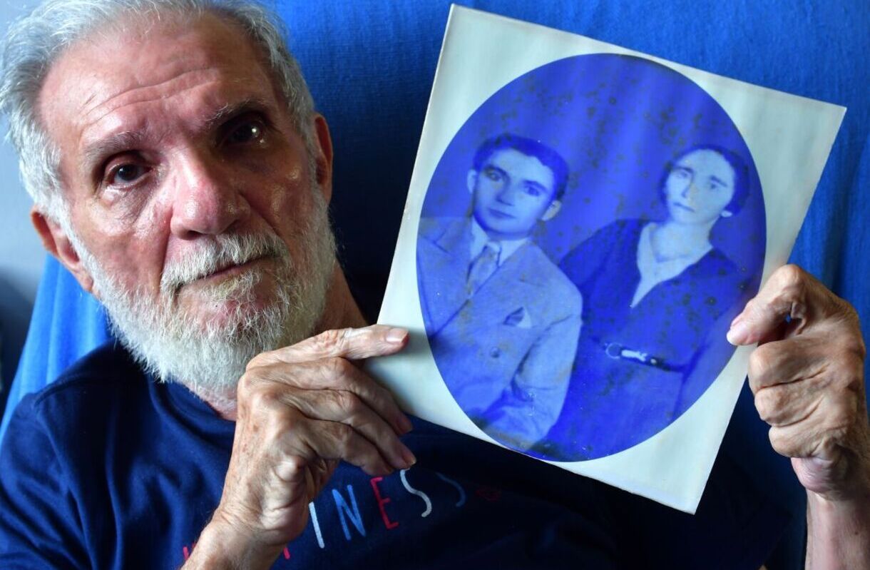 O escritor Raimundo Carrero com uma foto de seus pais