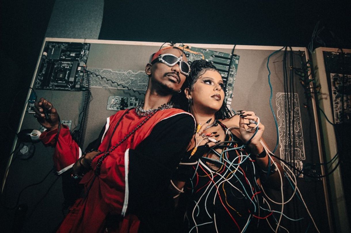Barbarize é formado por Bárbara Vitória & YuriLumin, que cantam, compõem e performam