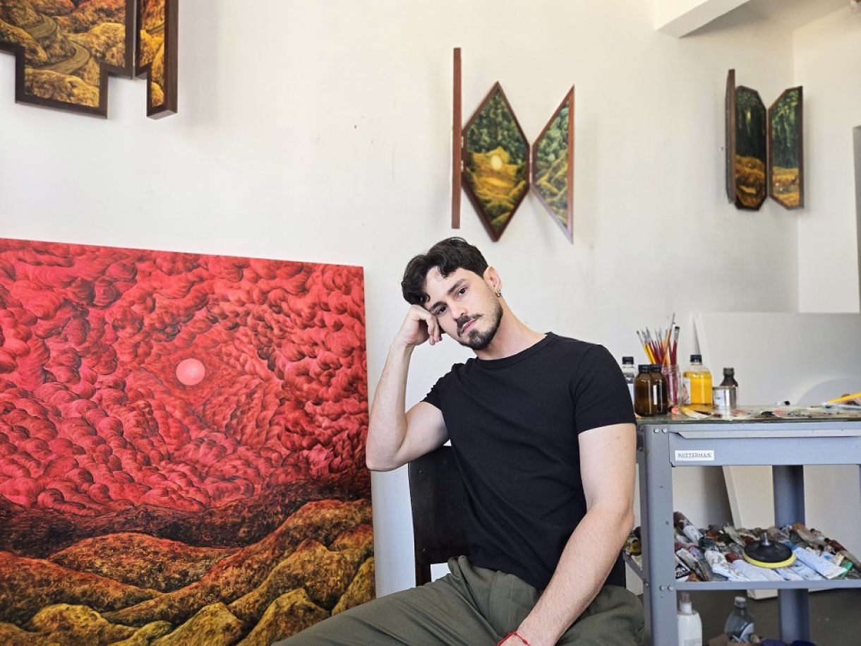 O artista visual pernambucano Ramonn Vieitez em seu ateliê