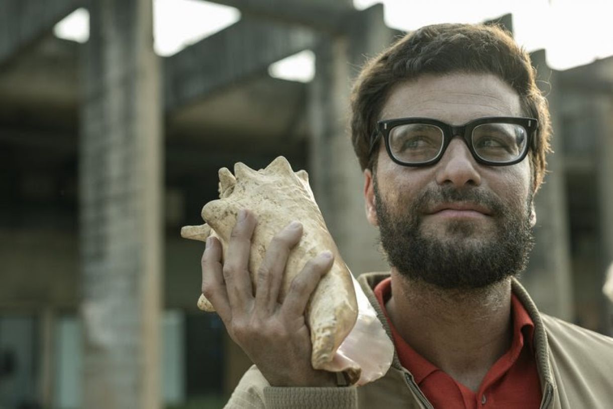 As cenas ficcionais são interpretadas por Bruno Gagliasso