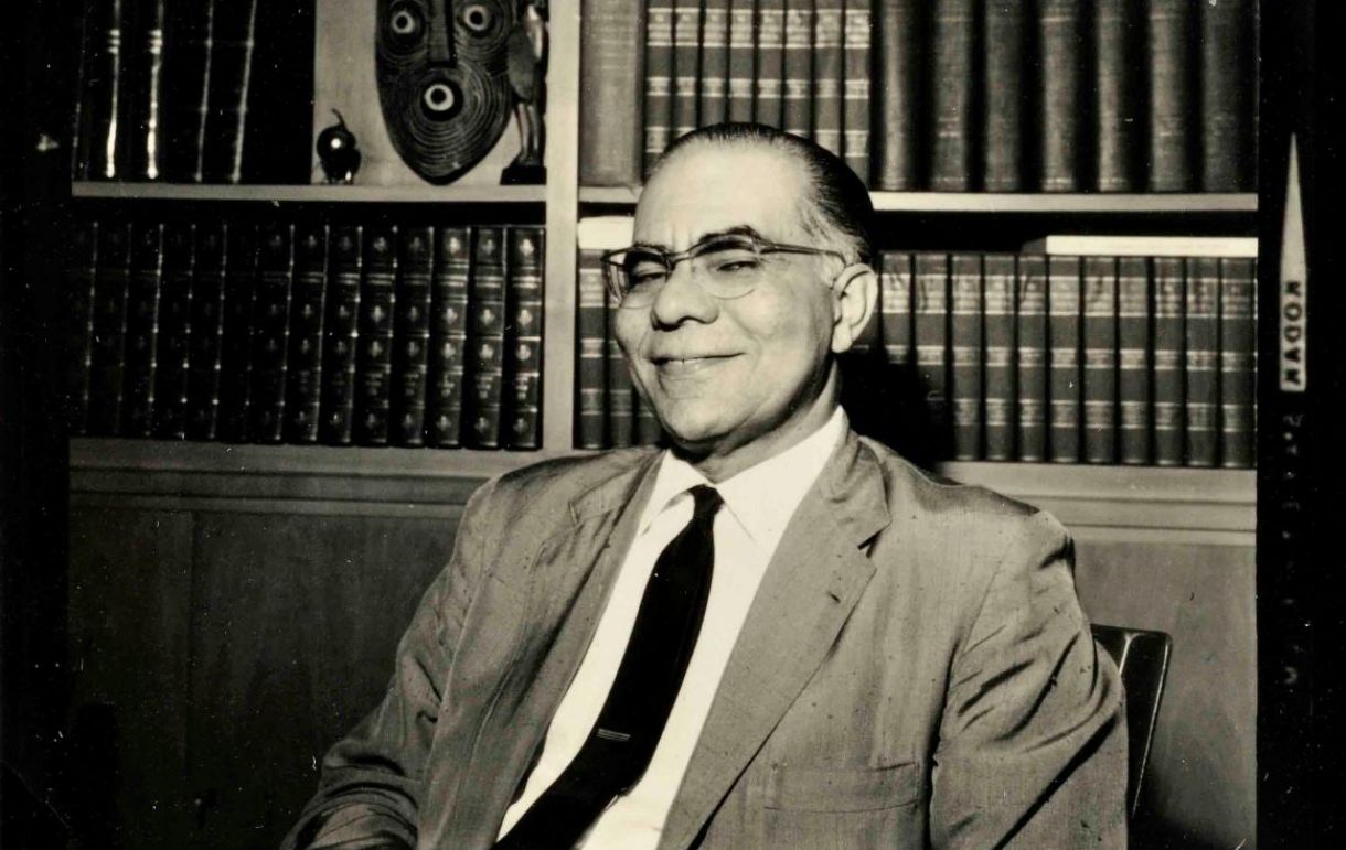 Josué de Castro em seu escritório, no Rio de Janeiro