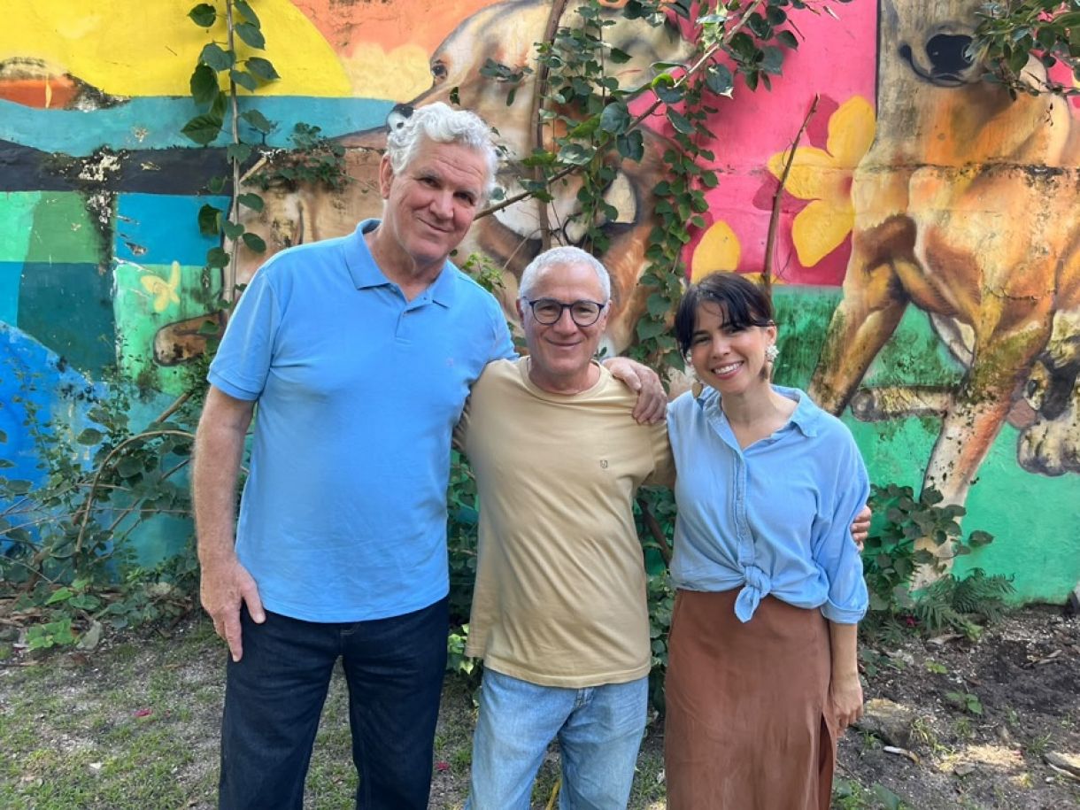 Acima, os artistas Roberto Ploeg, Renato Valle e Marília Matoso