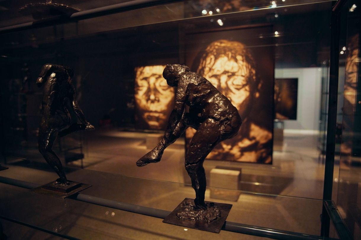 Mostra reúne 40 peças, entre esculturas de Degas e imagens de Sofia Borges