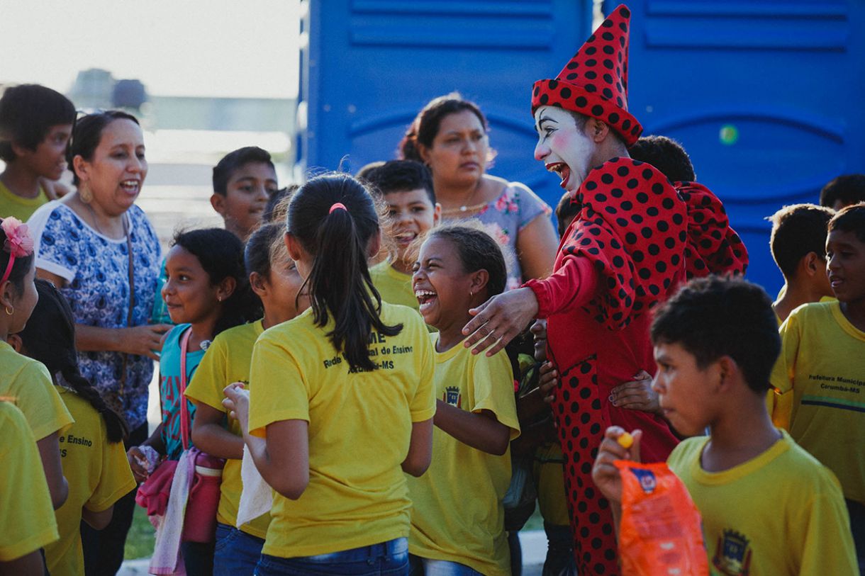 Público de Corumbá ao redor de palhaço do Circo Medellín, da Colômbia