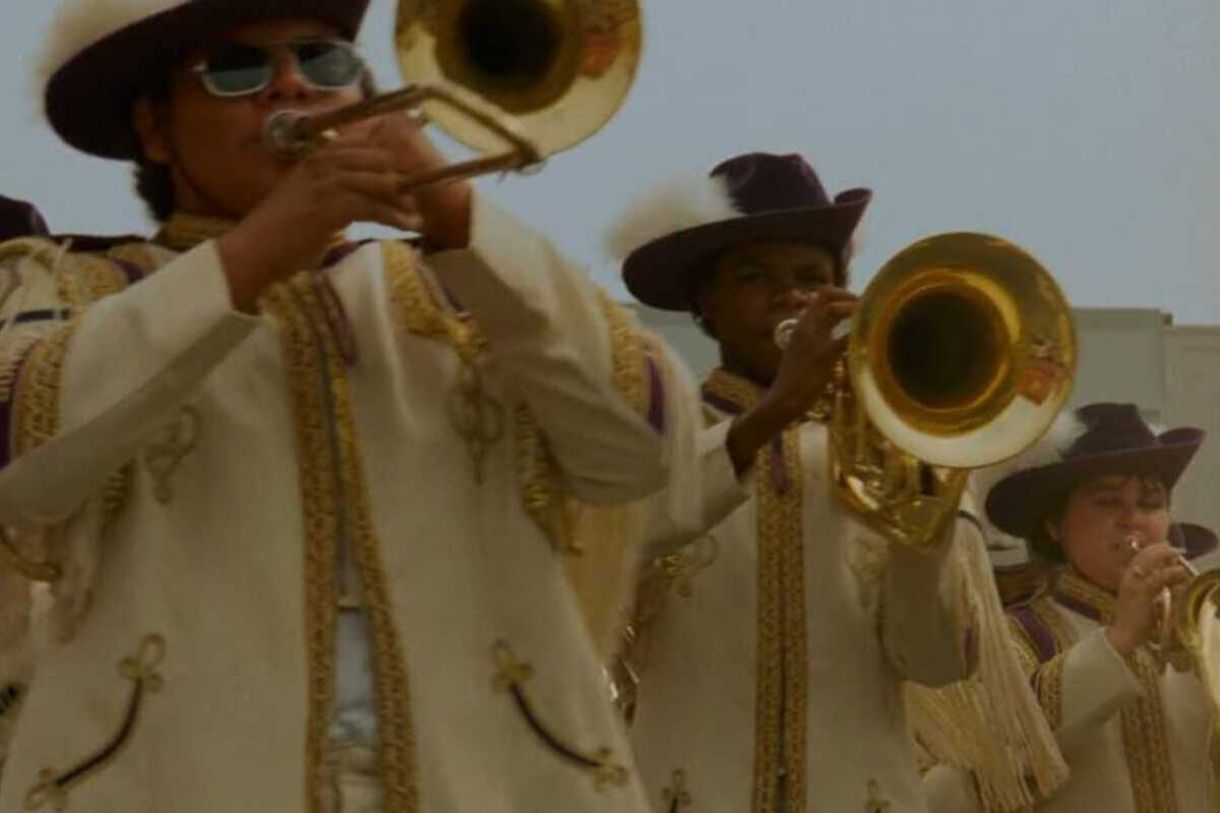 Banda Marcial toca um trecho de “Festa para um rei negro” e cantando 