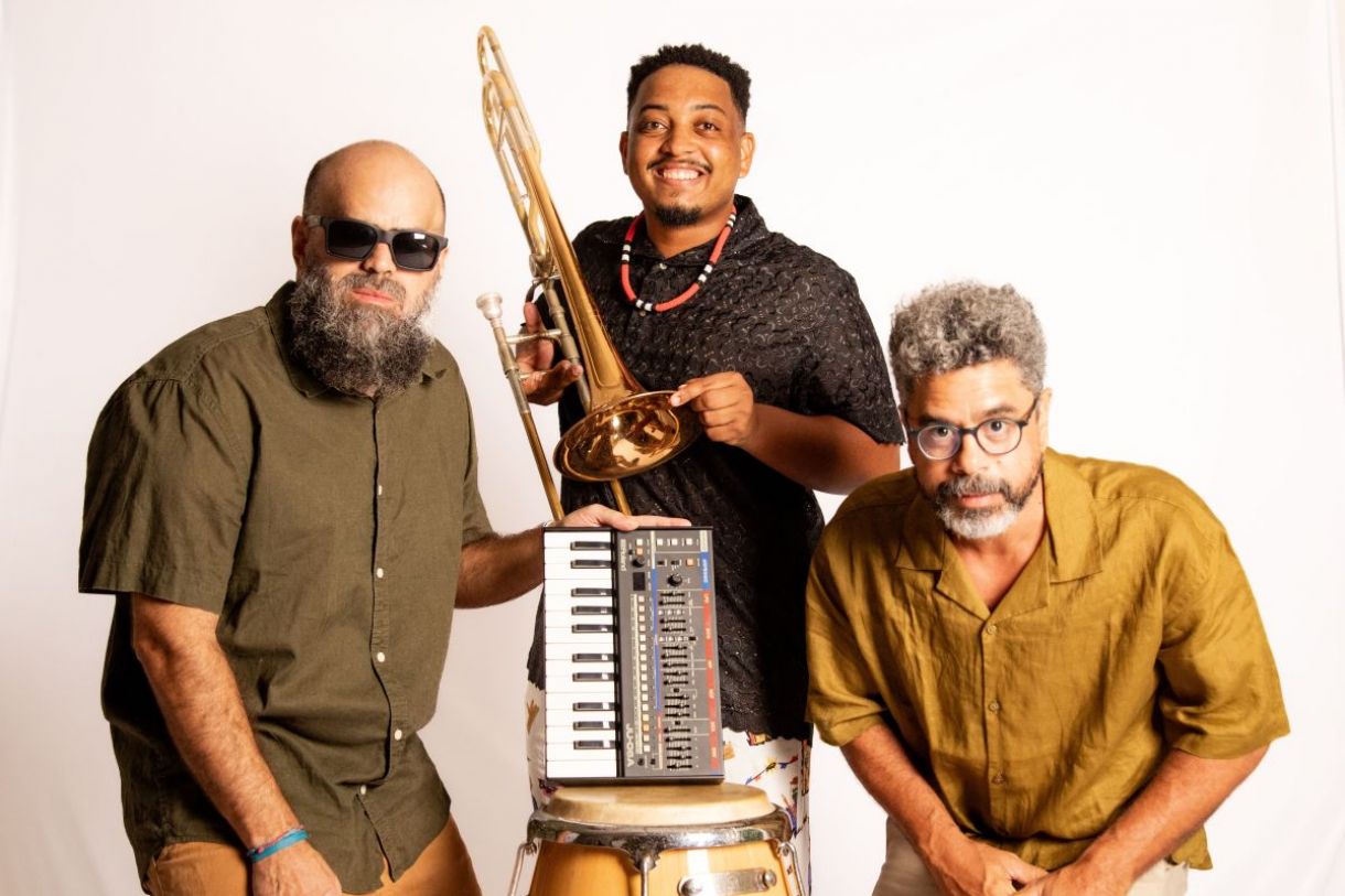 Chiquinho Moreira (teclados), Nailson Vieira (trombone) e Homero Basílio (bateria e percussão)