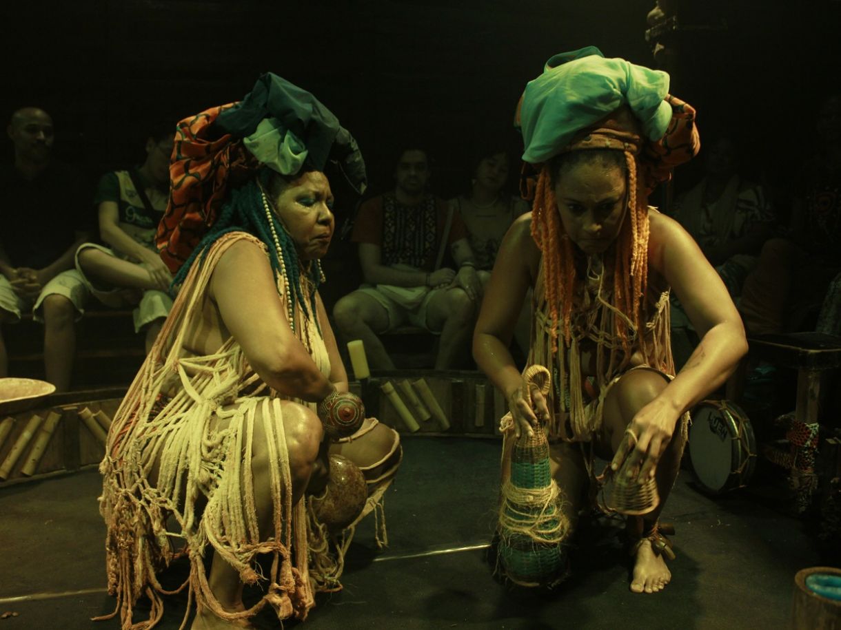 Em Ombela, os elementos da encenação, como cenário, indumentárias, iluminação e maquiagem, recebem um tratamento africano que está dentro da atemporalidade - Dudu Silva (foto) 
