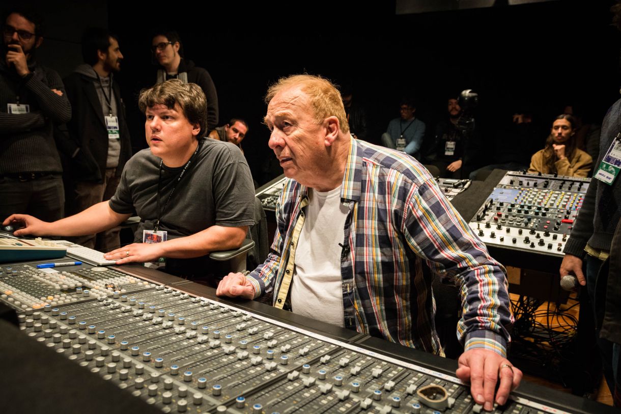 O produtor Rafael Hauck com o engenheiro de som Geoff Emerick na 'master class premium', realizada no estúdio Audio Porto