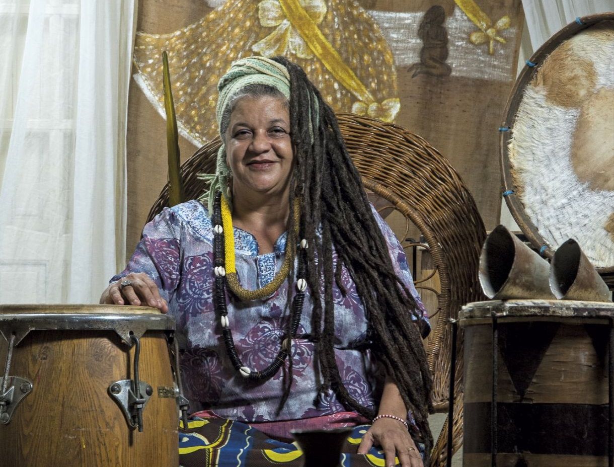 Mãe Beth de Oxum, no terreiro que lidera, em Guadalupe, Olinda