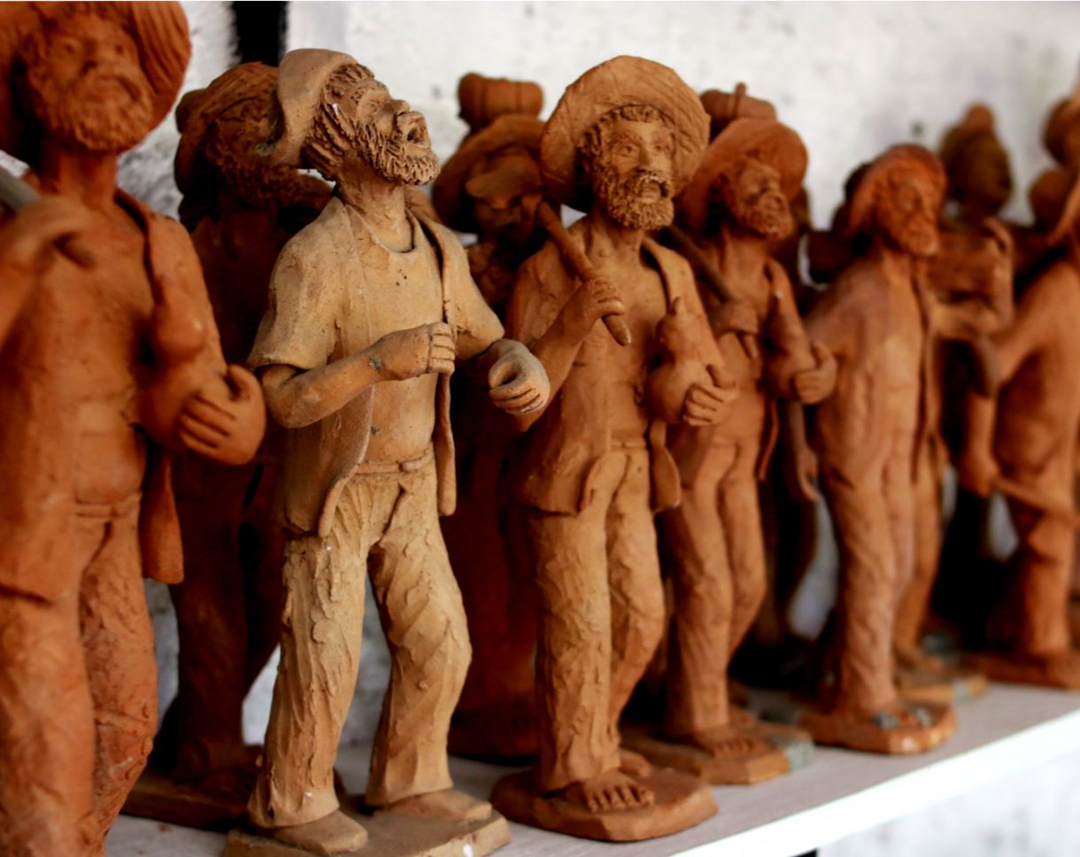 Peças de cerâmica figurativa de artistas goianenses 