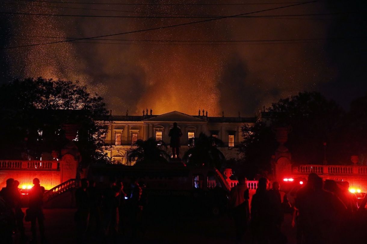 Edifício do Museu Nacional em chamas na noite de domingo (2/9)